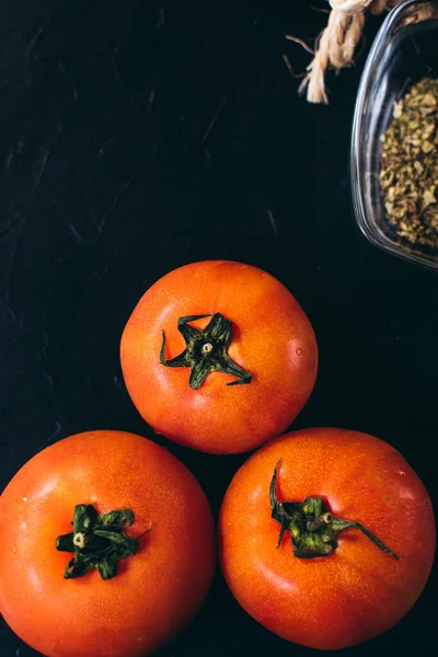Drei Rote Tomaten Auf Schwarzem Holzhintergrund — Stockfoto