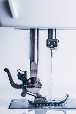 Dikiş makinesi iğnesi makineye monte edildi.