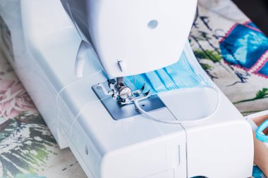 COVID-19 salgını için dikiş makinesi..