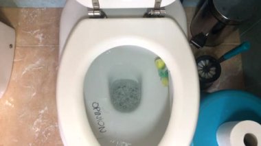 Fikir kavramı. Başkalarının düşüncelerini tuvalete atmak..