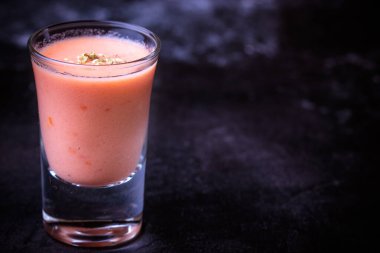 Siyah arkaplanlı Endülüs gazpachosu.