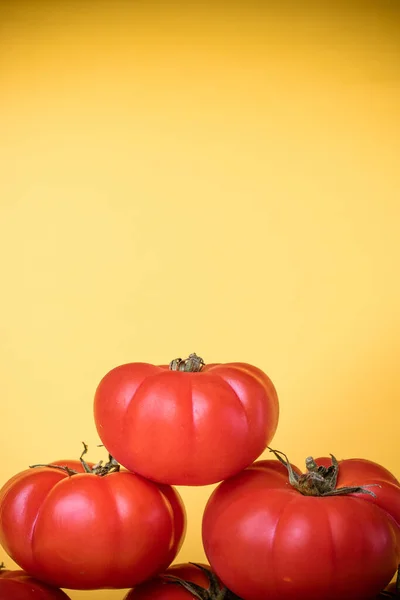Gruppe Von Tomaten Pyramide Mit Gelbem Hintergrund — Stockfoto