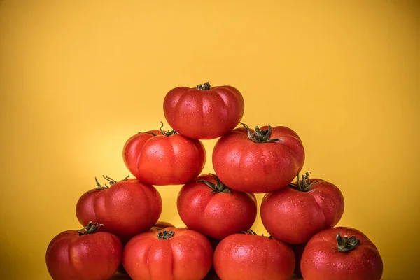 Gruppe Von Tomaten Pyramide Mit Gelbem Hintergrund — Stockfoto