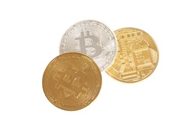 Üç bitcoin sikke altın, gümüş ve bronz