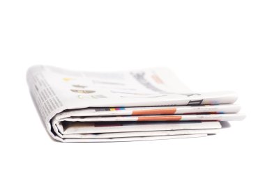 Gazeteler beyaz izole arka plan üzerinde katlanmış