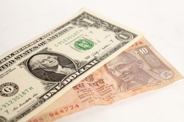 Amerikalı bir dolar ve Hint on Rupisi banknot 