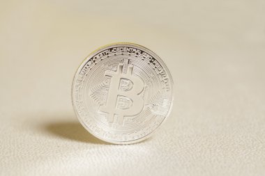 Beyaz arka plan üzerinde gümüş bitcoin
