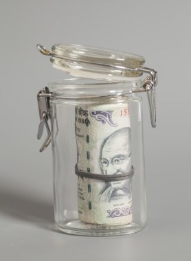 Cam Kavanoz içinde para Hint para birimi Rupisi notları