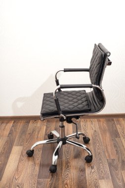 Siyah deri koltukta Oda