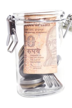 Para Hint para birimi Rupisi banknot ve madeni paraların cam kavanozda 