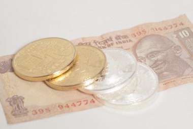 Bitcoin altın ve gümüş sikkeleri üzerinde on Hint Rupisi