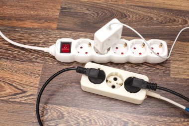 Birçok bujiler elektrik çubukları katta takılı