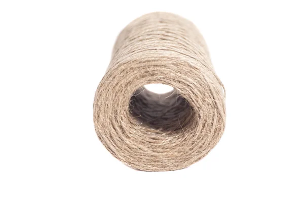 Skein de ficelle de jute sur fond blanc — Photo