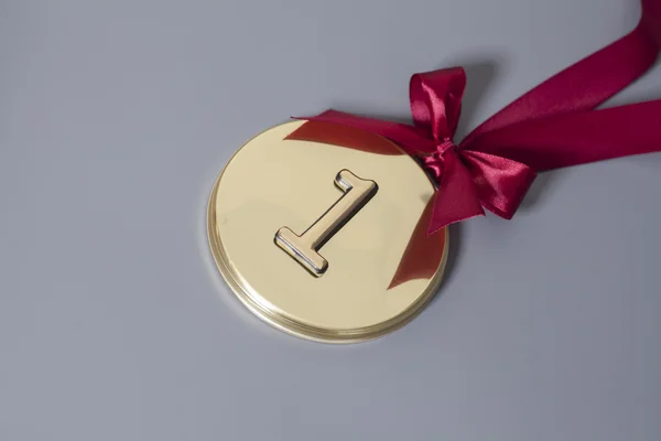 Золотая медаль чемпиона с красной лентой — стоковое фото