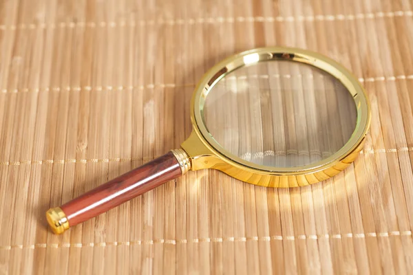 Lupa sobre fondo de madera — Foto de Stock