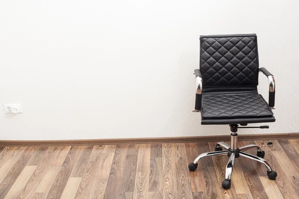 Czarny skórzany fotel w pokoju — Zdjęcie stockowe