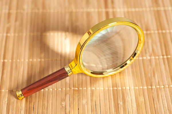 Magnifying glass on  wooden background — Stock Photo, Image