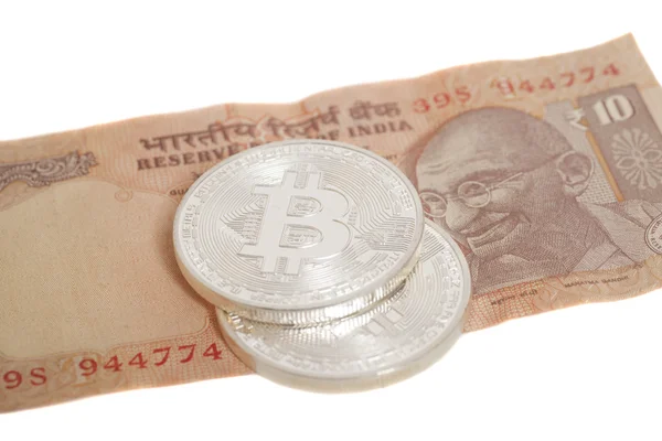 インド 10 ルピーの白で隔離に銀 bitcoin コイン — ストック写真