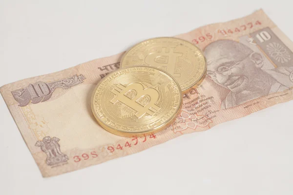 インド 10 ルピーで黄金 bitcoin コイン — ストック写真