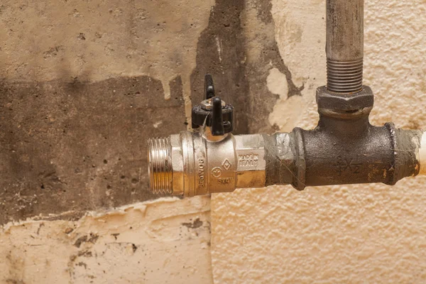 Труба водопровода с клапаном для установки радиатора — стоковое фото