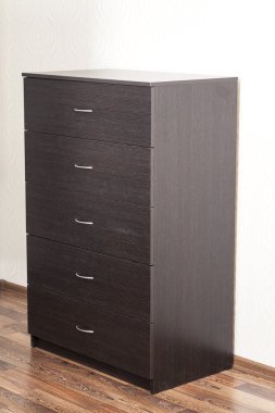 Odada ahşap şifoniyer