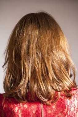 arkasından uzun saçlı kadın