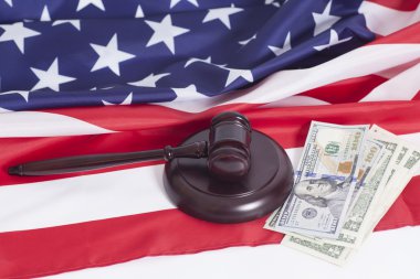 Yargıç Tokmak, Doları banknot ve Amerikan bayrağı