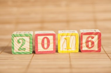 2016 yeni yıl tahta küpleri  