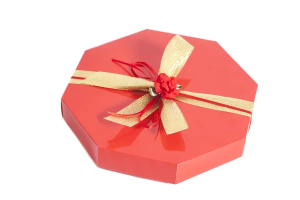 Красный ящик с конфетками и золотой лентой — стоковое фото