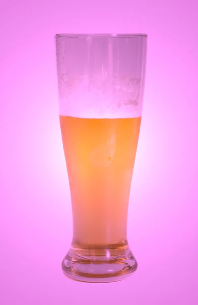 Un bicchiere di birra. Percorso di ritaglio — Foto Stock