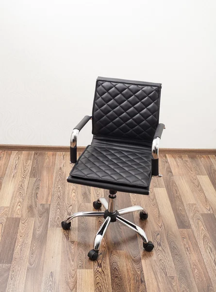 Czarny skórzany fotel w pomieszczenie biurowe — Zdjęcie stockowe