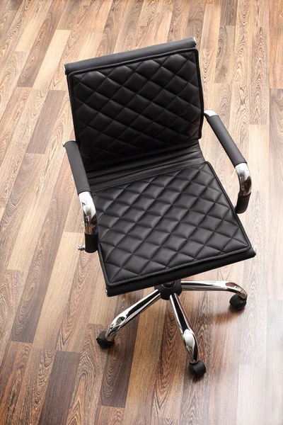Czarny skórzany fotel w pomieszczenie biurowe — Zdjęcie stockowe