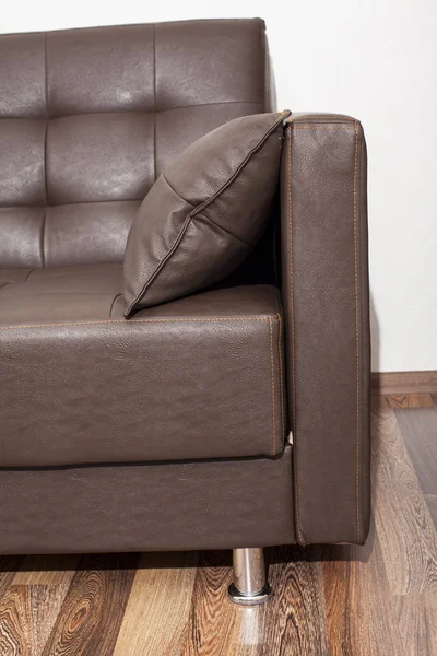 Brązowy skórzany sofa w pokoju — Zdjęcie stockowe