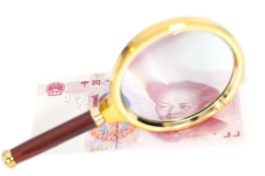 Yuan Çin para üzerinde beyaz izole büyüteç cam ile