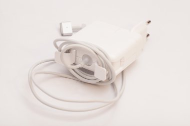 Beyaz bir arka plan üzerindeki usb bağlantı noktasına elektrik adaptörü