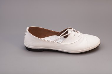 Beyaz gri arka plan üzerinde izole Ayakkabı