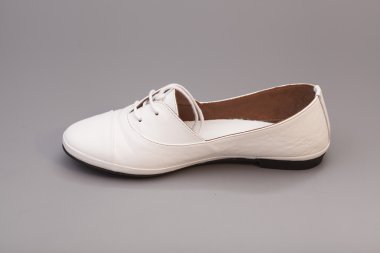 Beyaz gri arka plan üzerinde izole Ayakkabı