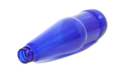 Mavi şişe beyaz arka planda izole