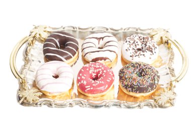 Beyaz arka plan üzerinde tepsisindeki çörek grup