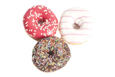 Beyaz arka plan üzerinde izole üç camlı çörek