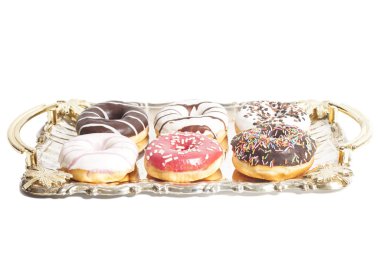 Beyaz arka plan üzerinde tepsisindeki çörek grup