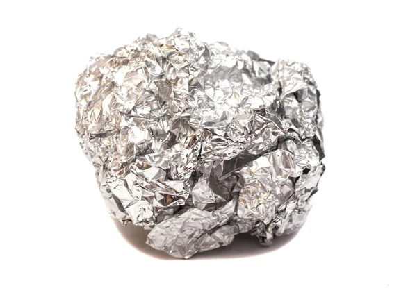 Мятый шар из алюминиевой фольги на белом — стоковое фото