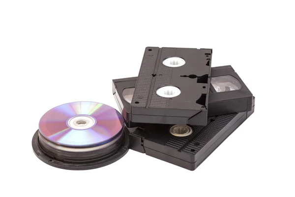 Видеокассеты и CD диски изолированы на белом фоне — стоковое фото