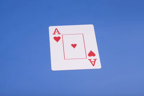 Ace szív Ace játék kártya, a kék háttér — Stock Fotó