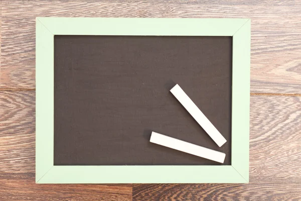 Školní dřevěná prázdné tabule a křídy školní bílé — Stock fotografie