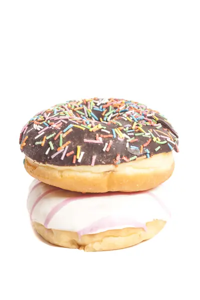 İki çeşit çeşit beyaz bir arka plan üzerinde izole donut — Stok fotoğraf