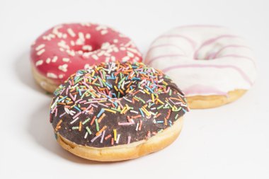 beyaz zemin üzerinde çeşitli börekler