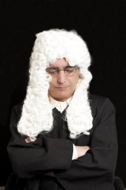 Siyah backgr gözlük bir peruk içinde erkek avukat portre