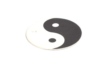 Yin-Yang sembolü kağıttan yapılmış  