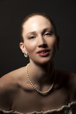 Siyah arka plan üzerinde genç neşeli gülümseyen kadın portresi